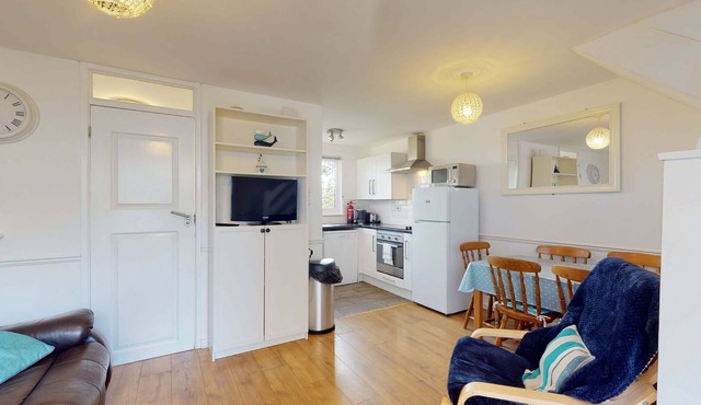 Set within the grounds of Tolroy Manor, Strawberry Cottage enjoys use of shared facilities