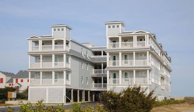 Seven Cs 402: Oceanfront Condo, Shared Pool