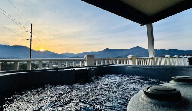 Seven Peaks Escape - Breathtaking 180°+ Mountain Views | 2 Hot Tubs