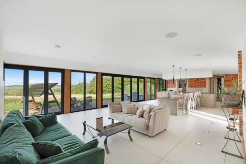 Seven Space - Willow Barn, Hot Tub & Scenic Rural Retreat