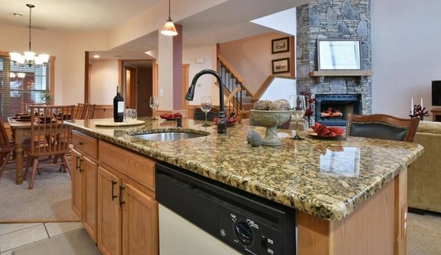 Seven Springs 4 BR Premium Condo, Sleeps 9 by RedAwning