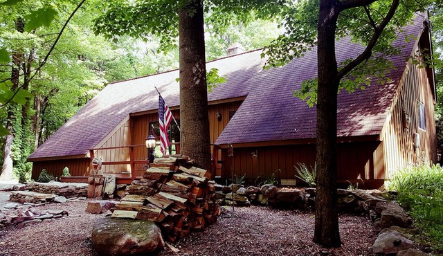 Seven Springs Cabin - Bear Claw Chalet - Authentic, Pet Friendly Log Cabin