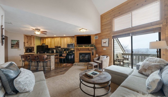 Seven Springs, Sleeps 8/3BR, Ski In/Out, POOL