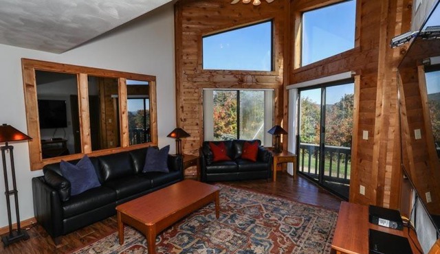 Seven Springs Stoneridge 3 Bedroom & Loft Standard Condo, walking distance to slopes! condo