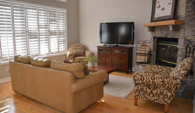 Seven Springs Woodridge 3 Bedroom Premium Condo, Private deck with wooded view by RedAwning