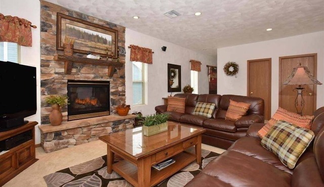 Seven Springs Woodridge 4 Bedroom Premium Condo, Mountain Views! by RedAwning