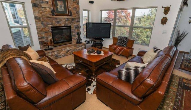 Seven Springs Woodridge 4 Bedroom Premium Condo, Mountain Views and Sleeps 10! by RedAwning