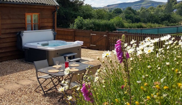 Seven Stars- hot tub with views