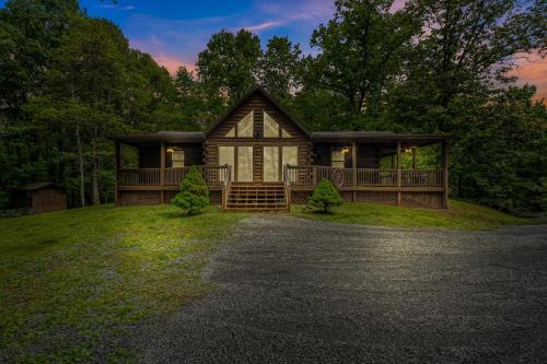 Seventh Heaven - Hot Tub, Pet Friendly, Grill, Wifi, Deck, Covered Porch, Family Friendly, Kid's Loft, King Bed