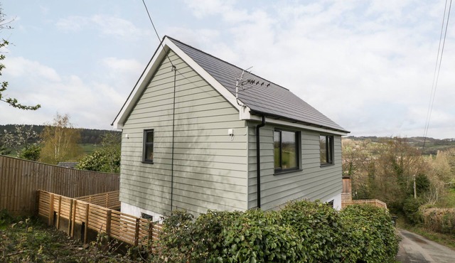 SEVENWOODS VIEW, pet friendly, character holiday cottage in Longhope