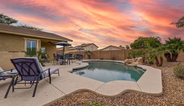 Seville 4 beds + Office and Heated Pool, Fire Pit! 30 Night Min.