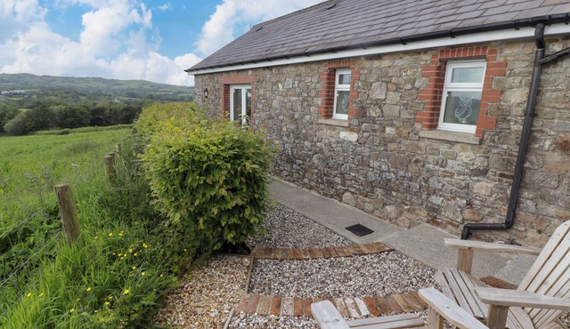 SEWIN COTTAGE, pet friendly, character holiday cottage in Llandeilo