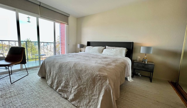 SF · SF · Breathtaking SF Views: Twin Peaks 2-Level Apt