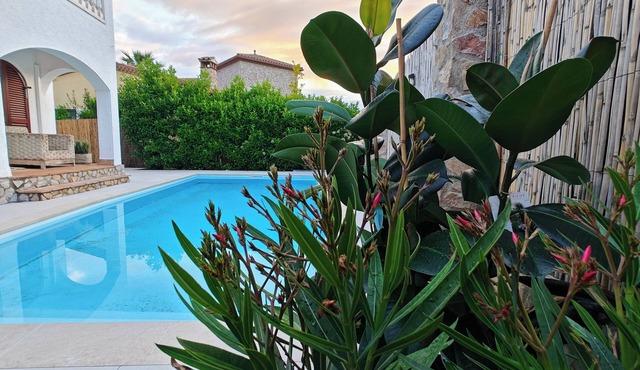 Sfeervolle Ruime Villa met Privé Zwembad Dichtbij St Pere Pescador en L'escala!