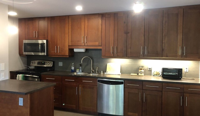 SFO | Dtown Burlingame| Kitchen Island | Privacy