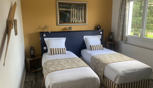 Sganarelle-Twin room-Comfort-Private Bathroom-Park view