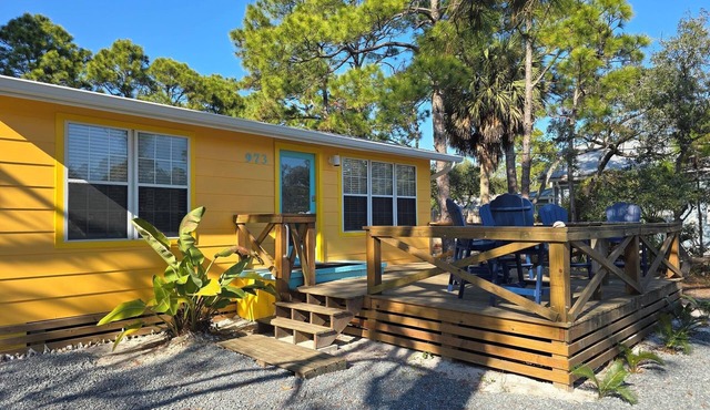 SGI Cottage, Ground Level, 2/10 mile to Beach, Cozy & Affordable, Screened Patio