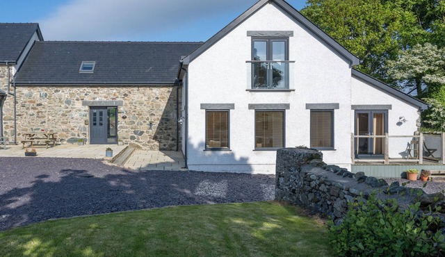 'SGUBOR, family friendly, character holiday cottage in Pentraeth