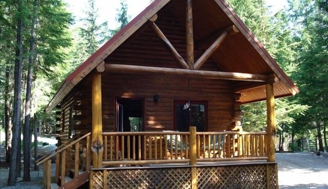 Sha Bear Cabin, on the YAAK RIVER~Quiet, Romantic Cabin Sleeps up to 4