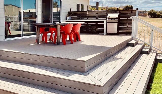 Shackleton-Walking distance to beach!