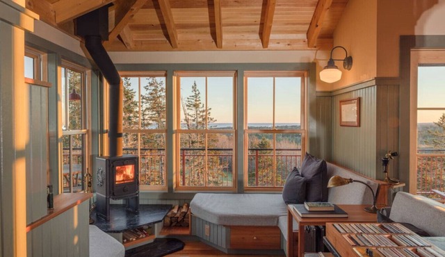 Shackup Tower - 30 ft in the air & hot tub & surf