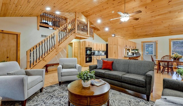 SHADE MOUNTAIN RETREAT ★ CEDAR BARREL SAUNA & HOT TUB! ★ 28 ACRES ★ SLEEPS 20