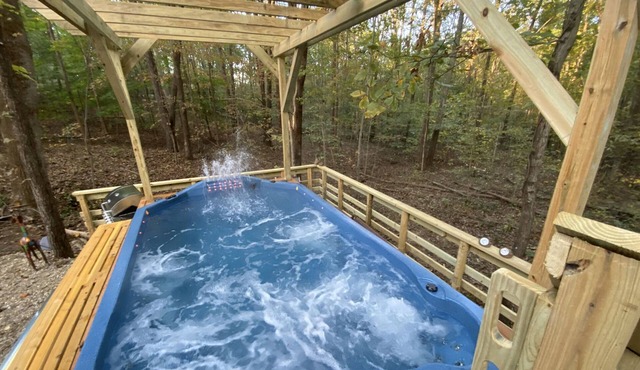 Shaded Log Cabin Swim Spa HOT ALL WINTER- 2 miles Lake Entrance,