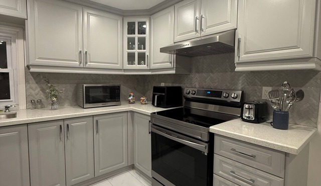 Shades of colour- Two bedrooms with queen size beds- one free parking