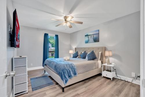 Shades of Gray 4BR Home w Mini Fridges