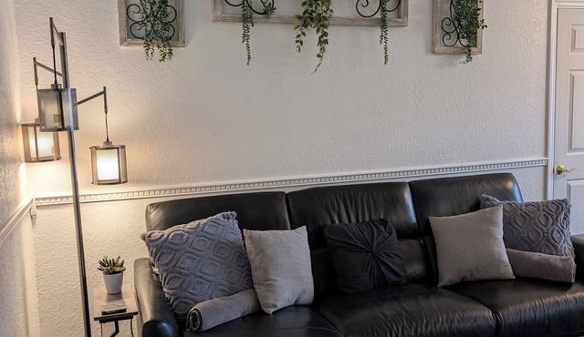 Shades of Gray Elegant 1BR King Condo, 3rd Floor,Lanai - Clothing Optional