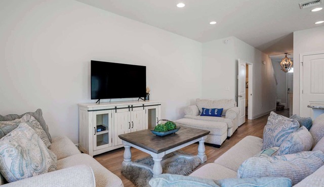 Shadow Lake Retreat – Quick Drive to Beach, Quiet Neighborhood