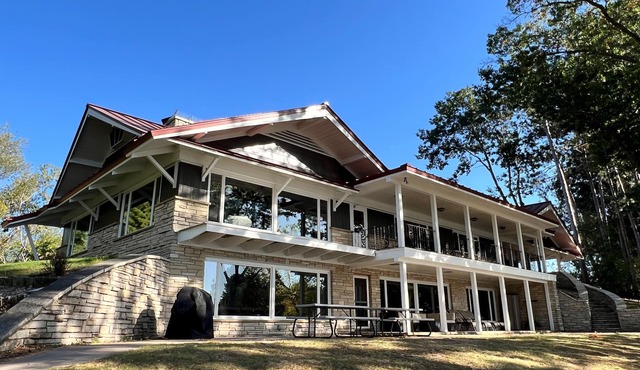 Shadow Lake Retreat House ~ Waterfront ~ Includes kayaks, paddle boards, bikes.