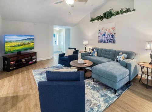 Shadow Lakes Retreat~Central location to Beaches, Golfing, Southport Ferry