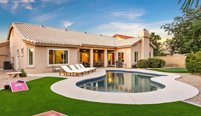 Shadow Mountain Retreat- Perfect location, Pool, Games, & Hiker's retreat