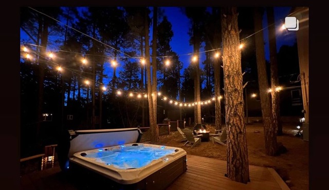 Shadow Rock Chalet with Spa, Spa Deck, Fenced Yard, Pool Table, Game Room & more