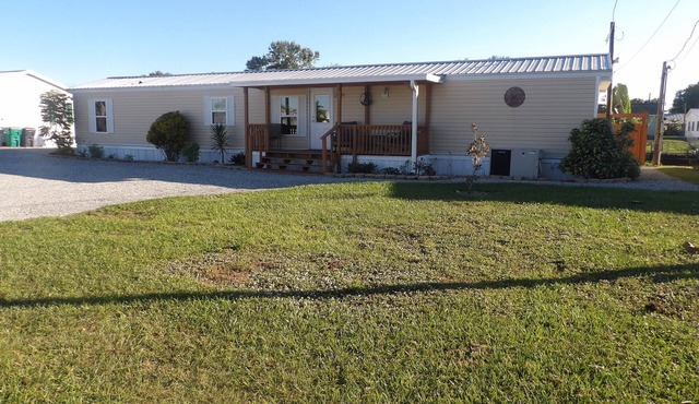 Shadow's Oasis, Tropical Cozy 2/2 w/Pool, Sundeck & Fishing in your own space!