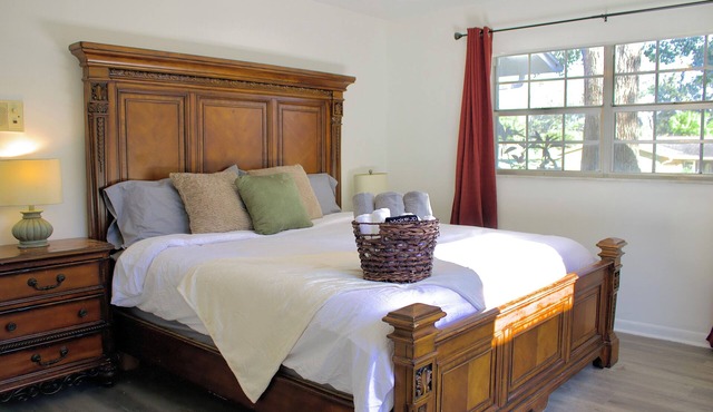 SHADOW WOOD - King Size Private Suite Sleeps 4, Near Universal, I-Drive, Disney