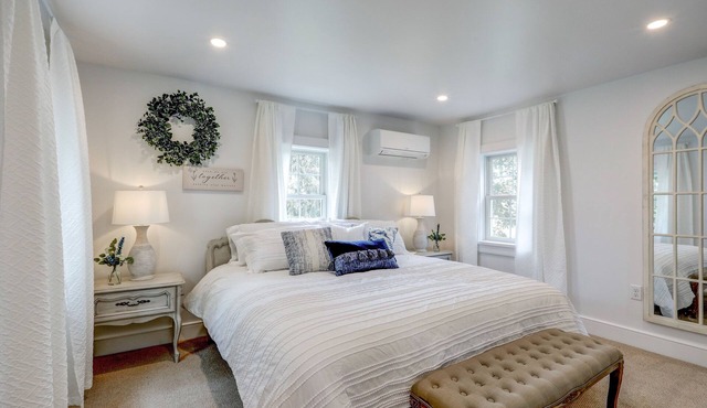 Shady Brick Getaway/Cozy & charming/King bed/100 Acre farm