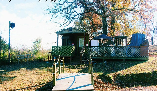 Shady Cabana cabin or Tiny home nestled in the valley between 3 beautiful ponds!