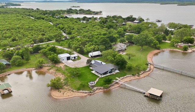 Shady Cove- Waterfront, Private Dock, Hot tub