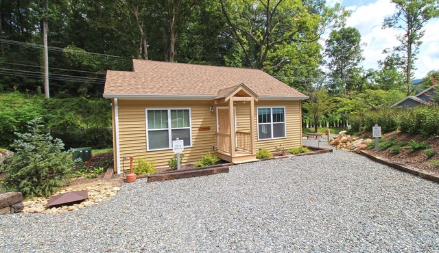Shady Getaway Beautiful, Modern near the Heart of Bryson City.
