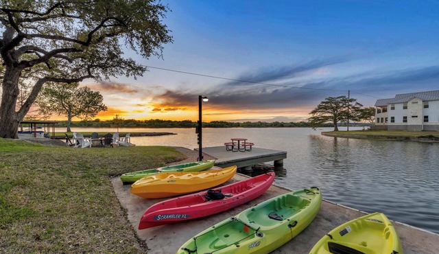 Shady Grove: Lakefront house, huge yard, & kayaks