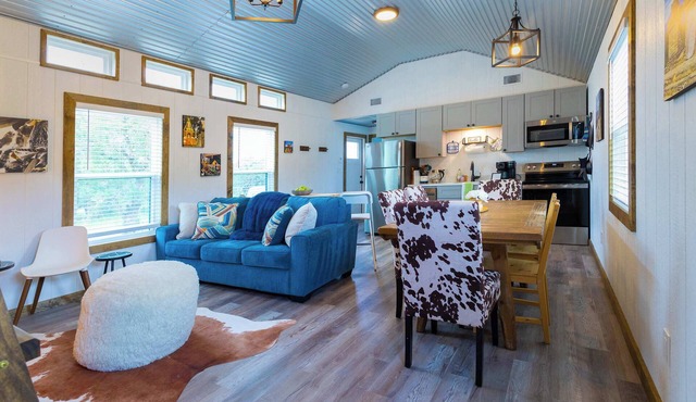 Shady Grove – Tranquil Hill Country Cabin for 8 Near Pedernales Falls