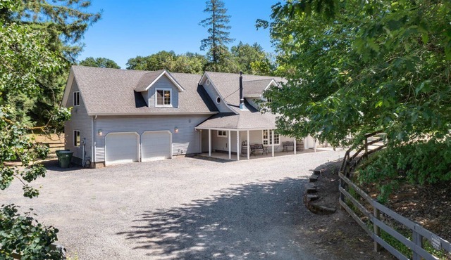 Shady Oaks: A Large Family Home to Gather for Your Newberg Getaway!