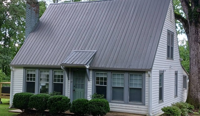 Shady OaksnCharming 2-bedroom cottage in Talladega