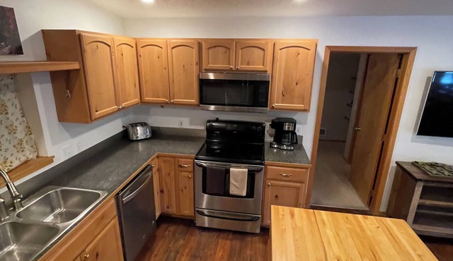 Shady Pines Loft - 3 bedrooms with fenced yard & covered deck