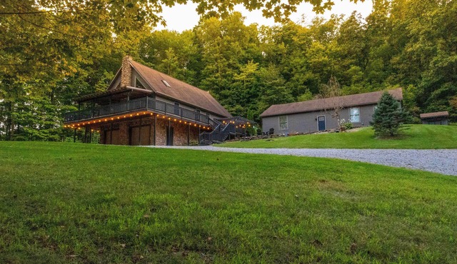 ‘Shady Point Retreat’ w/Hot Tub & Pickleball!