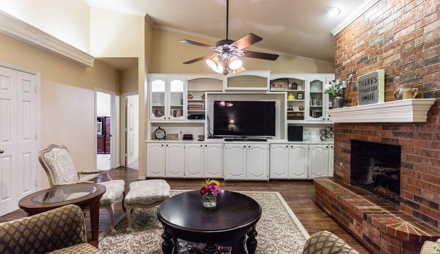 Shady Ranch home, quiet area, family friendly with pool.