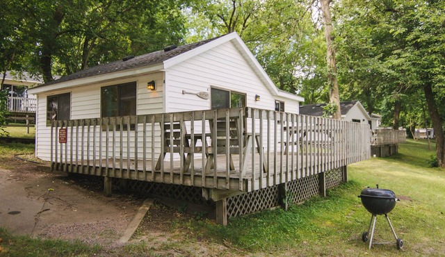 Shady Rest, a 2BR lakefront cabin located in Riverside Resort