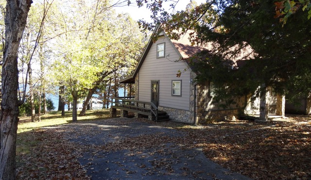 Shady Rock 1-Lakefront; Easy Walk to the Shoreline- Marina Nearby